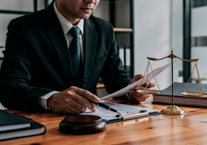 Avocat travaillant sur un dossier juridique