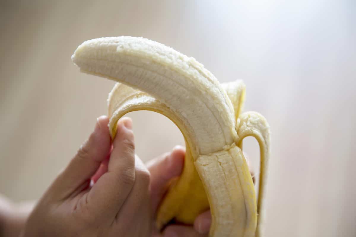 Personne pelant une banane