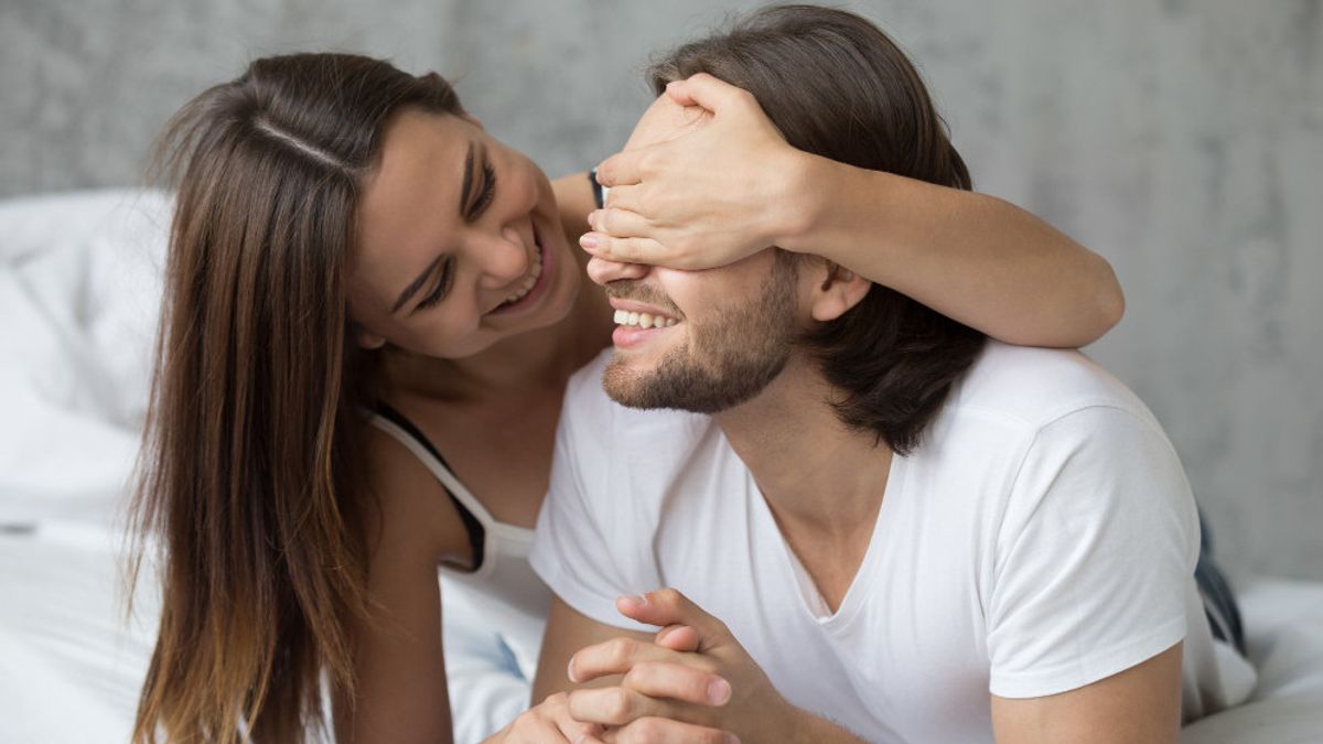 Couple riant ensemble