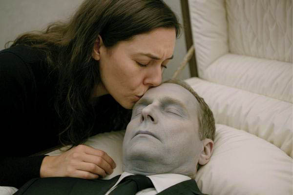 Le baiser d’adieu à un proche décédé : ce que les soignants veulent que vous sachiez
