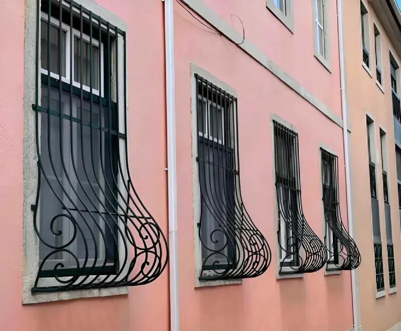 contioutra.com - Achei que era s&oacute; decora&ccedil;&atilde;o&hellip; at&eacute; descobrir por que algumas grades de janela se curvam para baixo