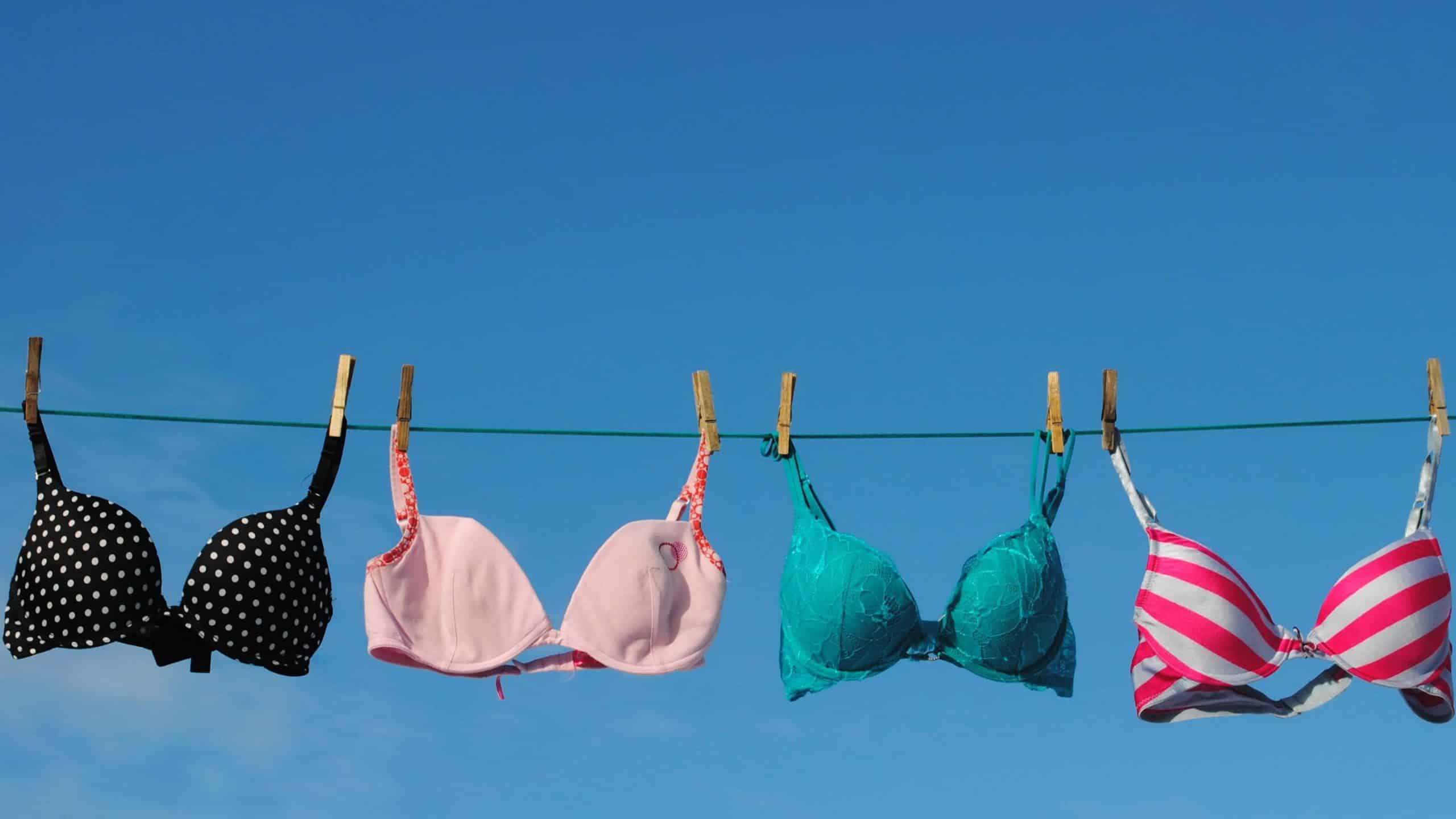 Femme sans soutien-gorge avec main sur la poitrine