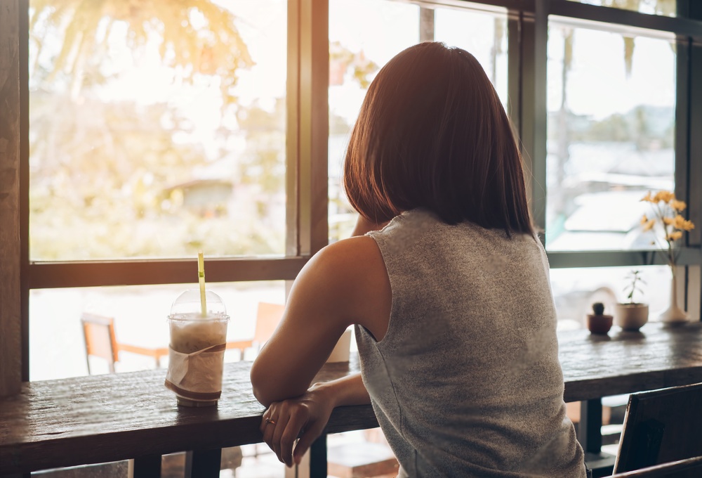Ces 5 attitudes subtiles révèlent qu’une femme a vécu plusieurs histoires d’amour