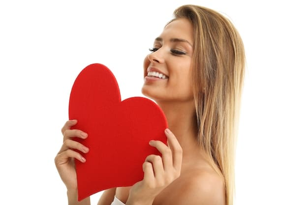 Femme exprimant de l'affection