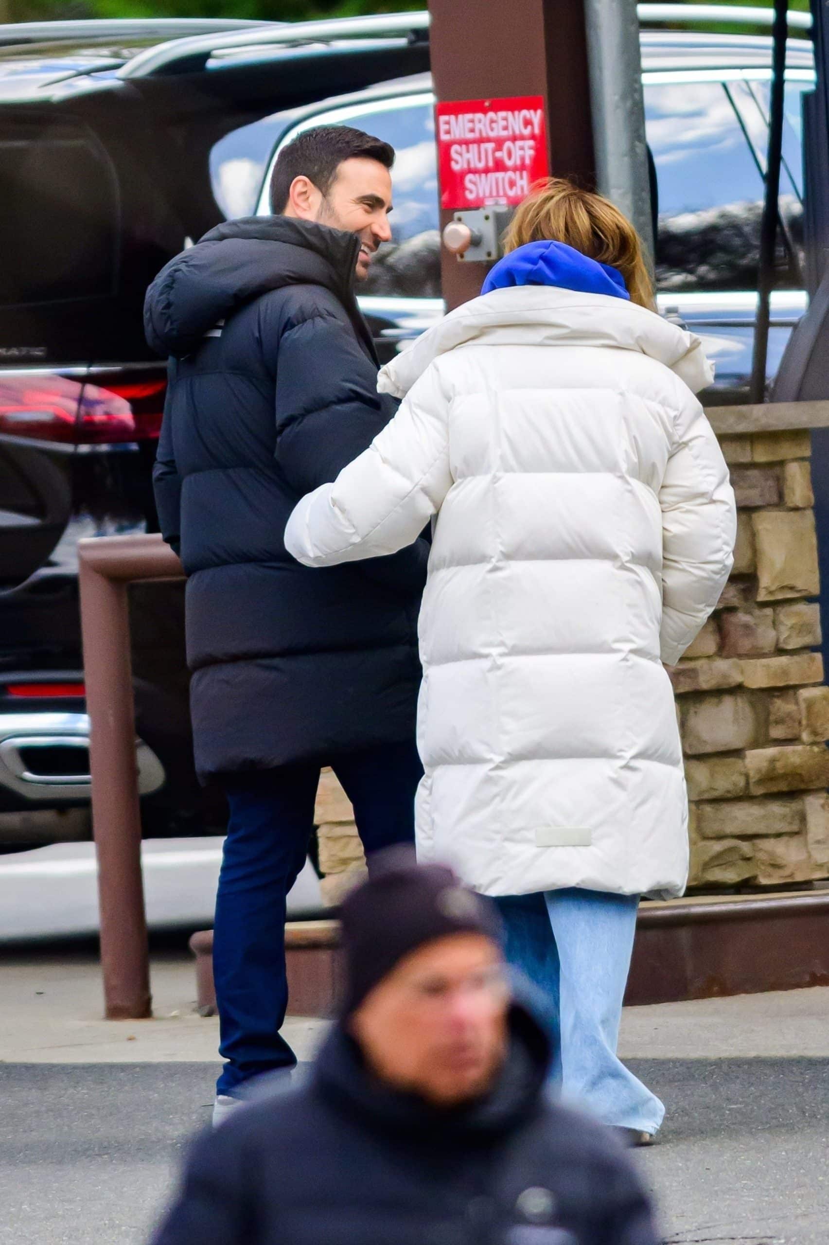 Jennifer Lopez et Brett Goldstein : les clichés qui enflamment la toile cachent-ils une vraie love story ?