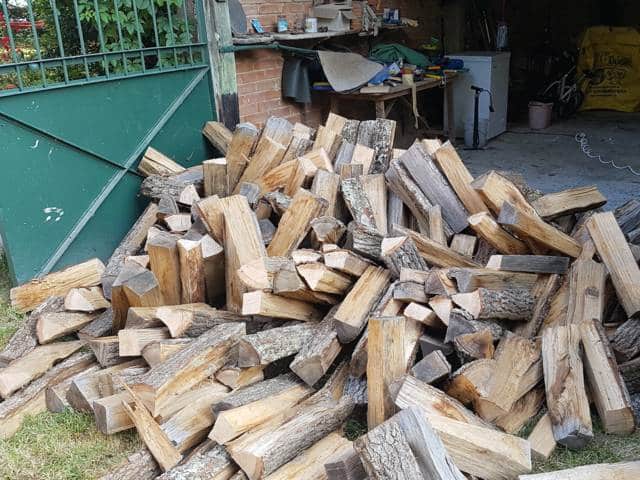 Stockage de bois dans un jardin