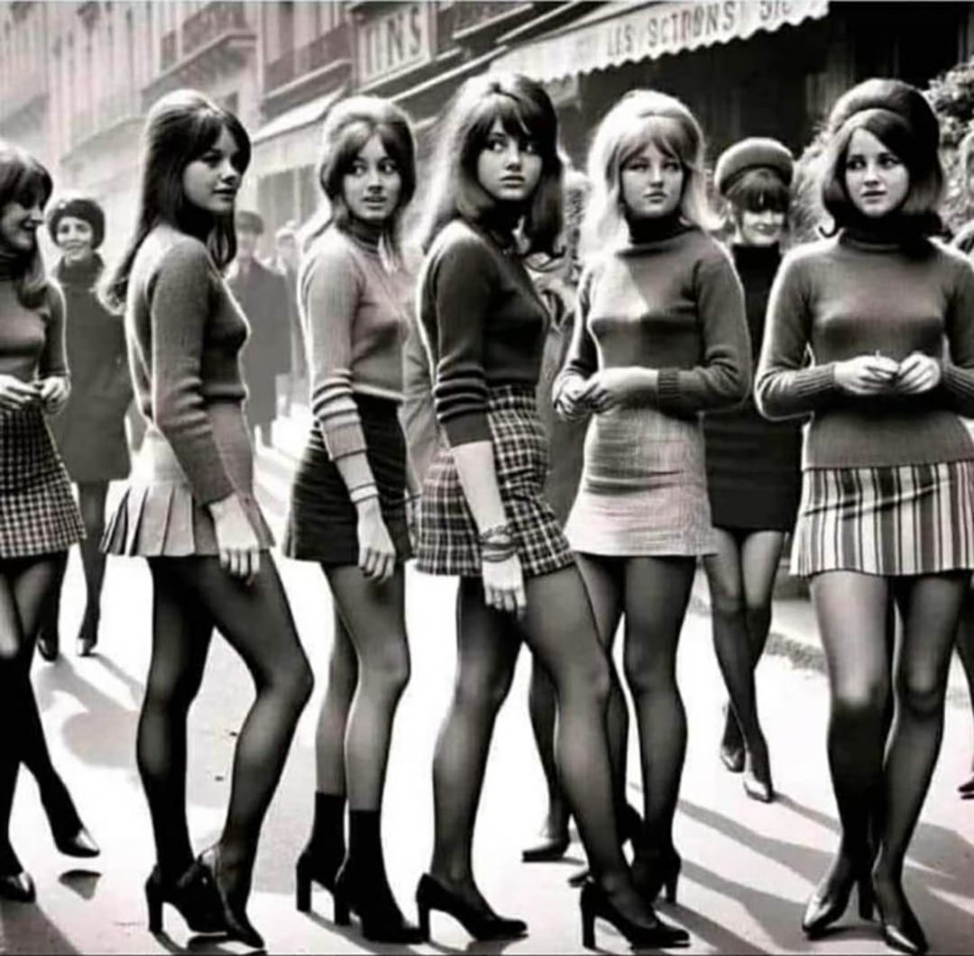« Bonjour, mes petites-filles ! Nous sommes vos grands-mères ! » — une photo virale qui a déclenché une vive polémique sur les réseaux