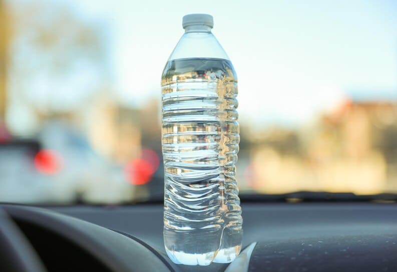 Bouteille d'eau placée sur une voiture