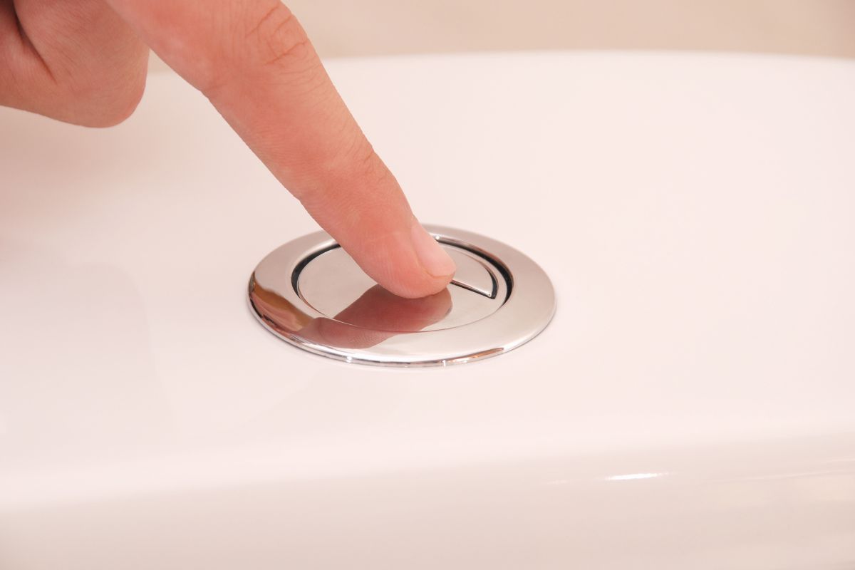 Ces deux petits boutons de vos toilettes cachent une astuce qui pourrait réduire votre facture d’eau