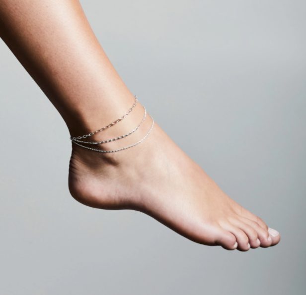 Bracelet de cheville : bien plus qu’un simple accessoire d’été, un symbole millénaire