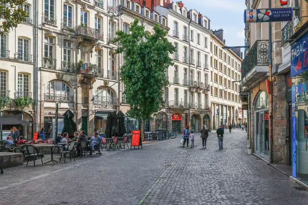 Vue typique du quartier historique de Nantes avec ses pavés et son architecture traditionnelle