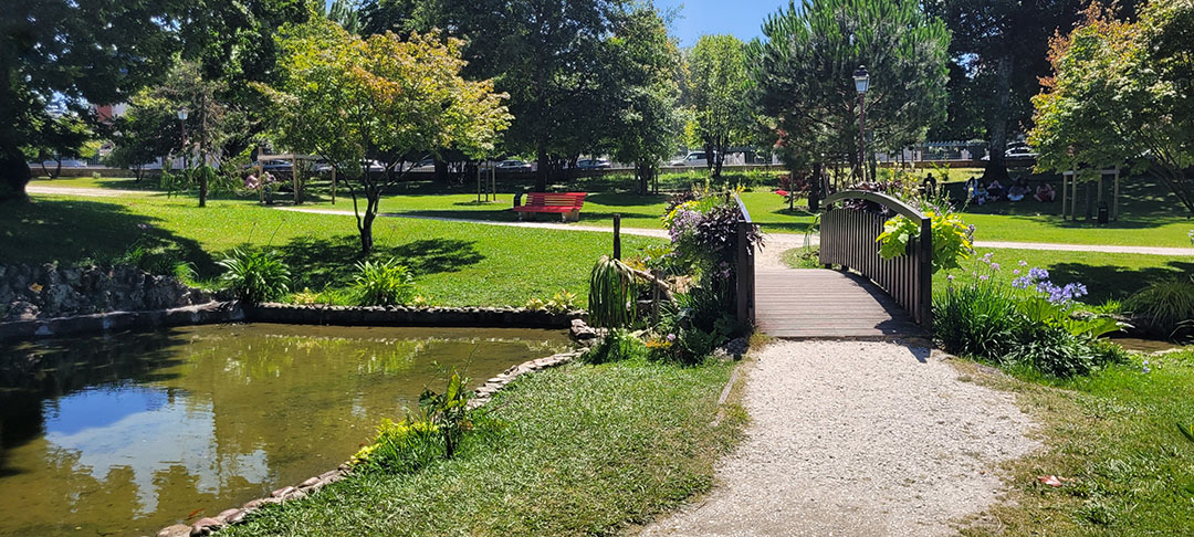Deux personnes discutant sur un banc public