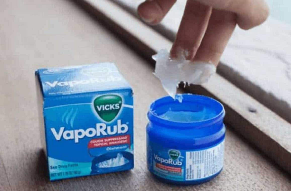 Application de produit sur une piqûre d'insecte