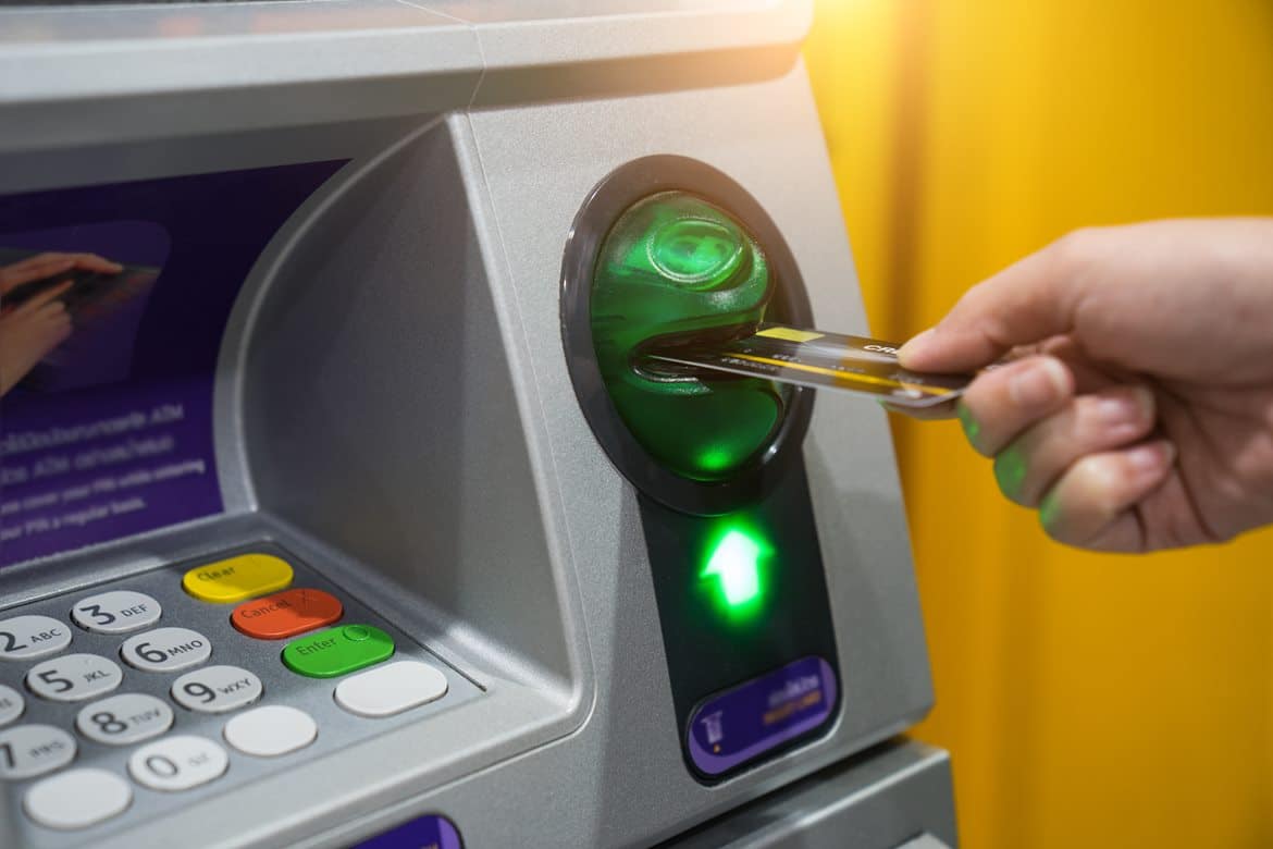 Distributeur automatique : ce geste tout bête à faire avant d’y glisser votre carte pour déjouer les pièges des fraudeurs