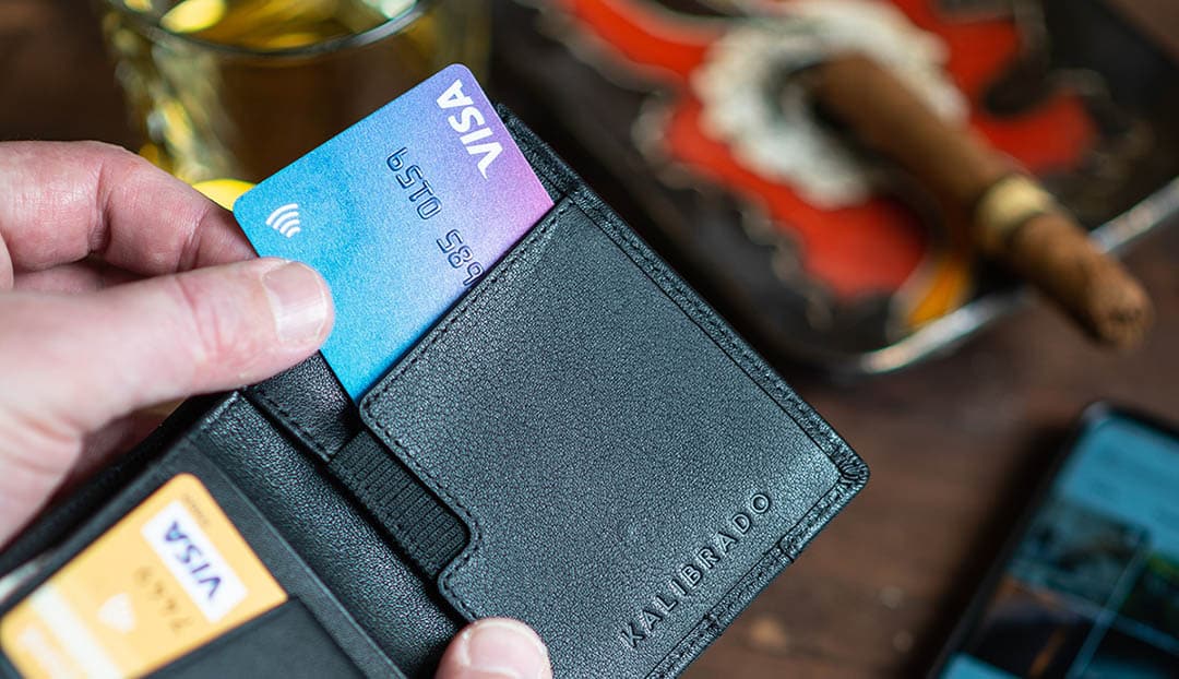 Distributeur automatique : ce geste tout bête à faire avant d’y glisser votre carte pour déjouer les pièges des fraudeurs