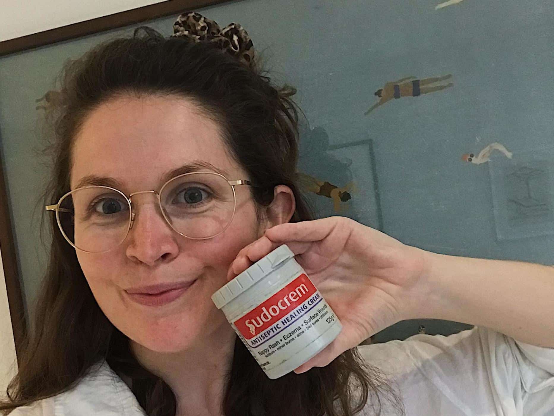 Application de Sudocrem sur une piqûre