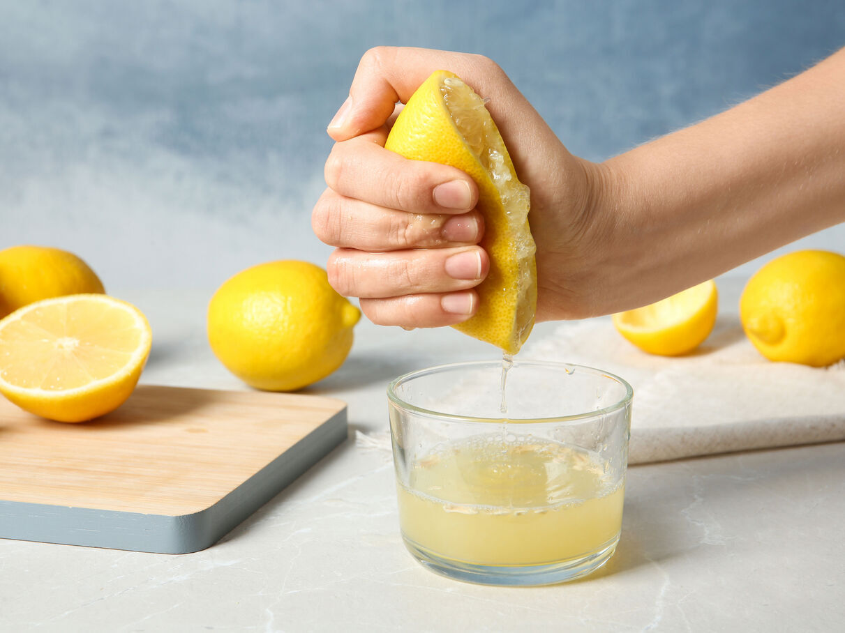 L’eau de Javel a décoloré votre chemisier ? Voici comment rattraper le coup avec deux astuces maison