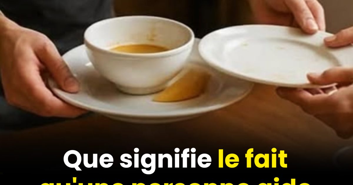 Ce que les psychologues révèlent quand quelqu’un aide un serveur à débarrasser la table