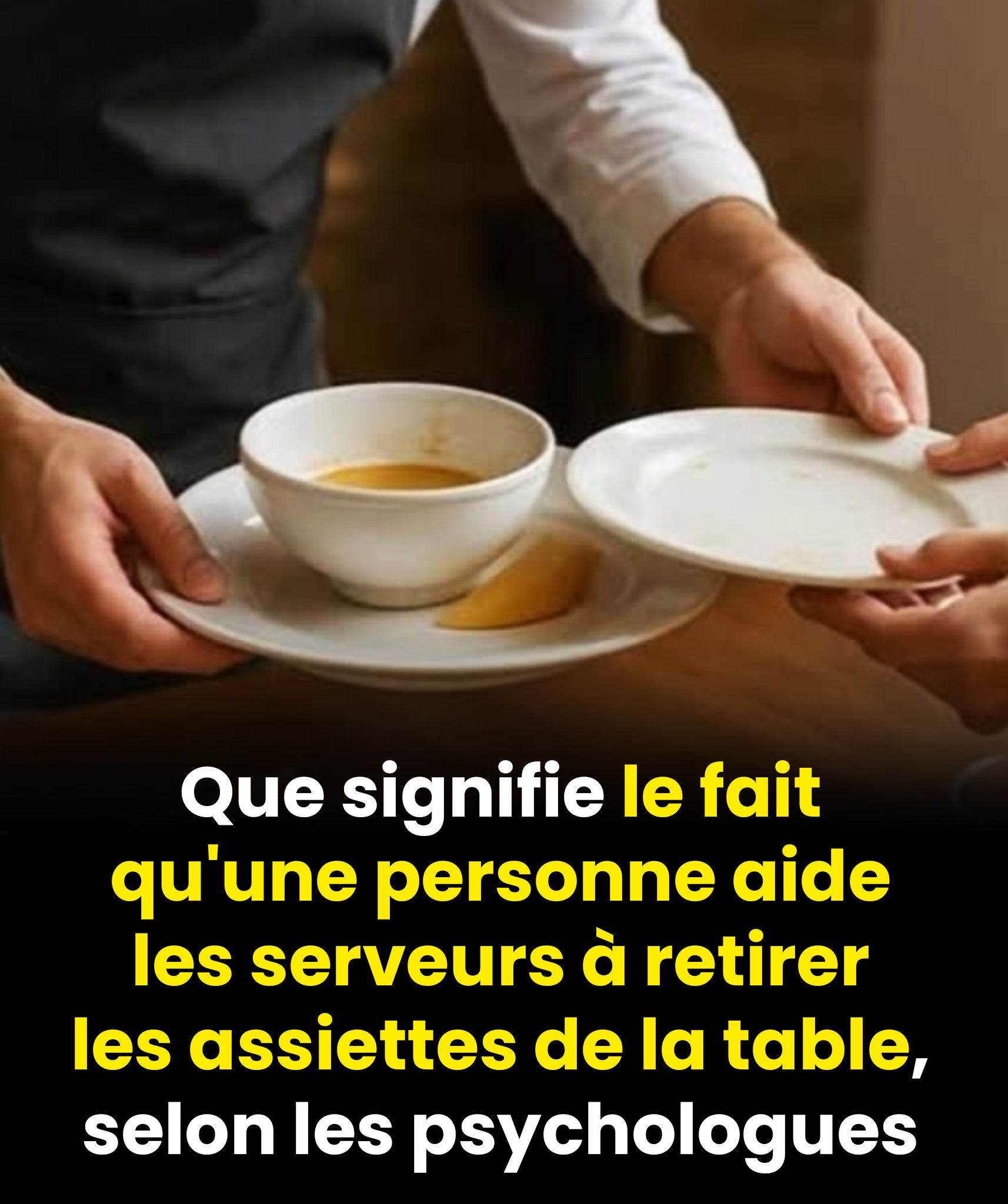Ce que les psychologues révèlent quand quelqu’un aide un serveur à débarrasser la table