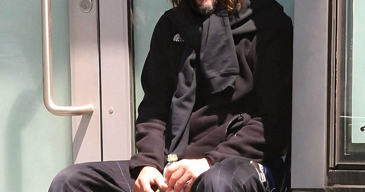 « Certains le qualifient d’incassable » : pourquoi Keanu Reeves vit-il comme une personne ordinaire malgré une fortune de 400 millions de dollars ?