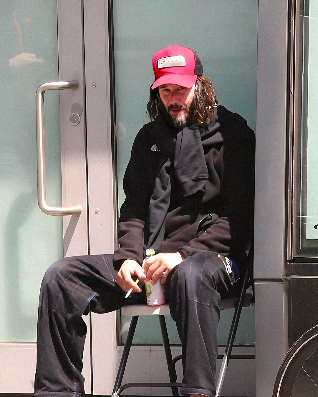 « Certains le qualifient d’incassable » : pourquoi Keanu Reeves vit-il comme une personne ordinaire malgré une fortune de 400 millions de dollars ?