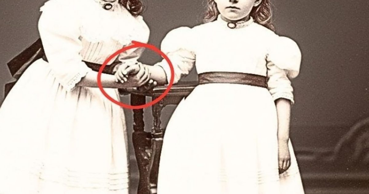 Cette photo de 1888 montrant deux sœurs se tenant la main paraissait attendrissante… jusqu’à ce que la restauration révèle le pire