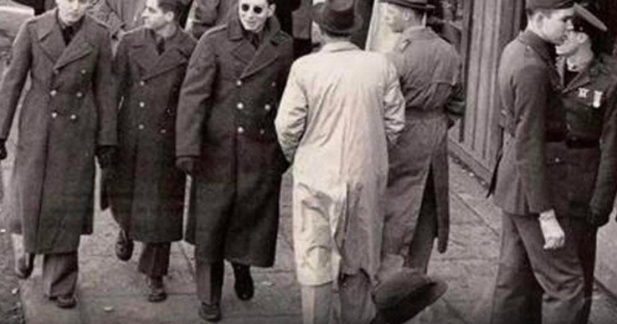 Cette photo, prise en 1943, a bouleversé le monde entier — et à juste titre…