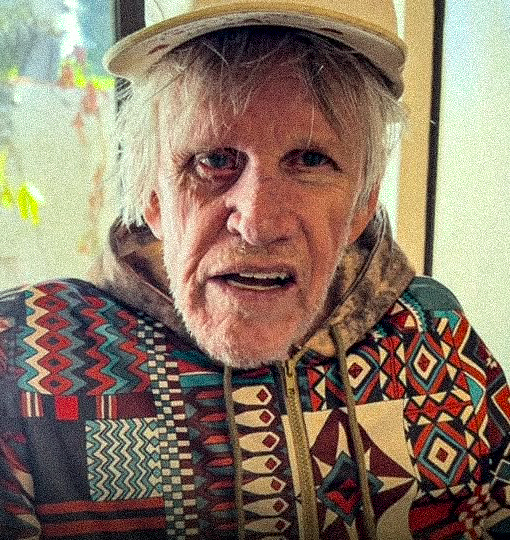 Cette star hollywoodienne des années 80 a survécu à un accident de voiture et à une chirurgie faciale : photos de sa transformation à 80 ans !