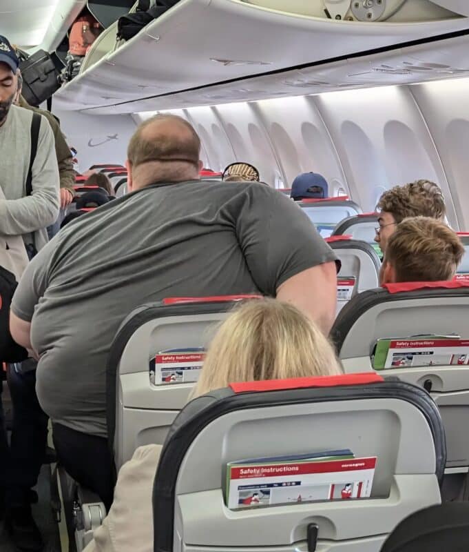 Lors d’un vol, une hôtesse de l’air demande à un passager de descendre : sa réponse désarmante fait taire tout l’avion