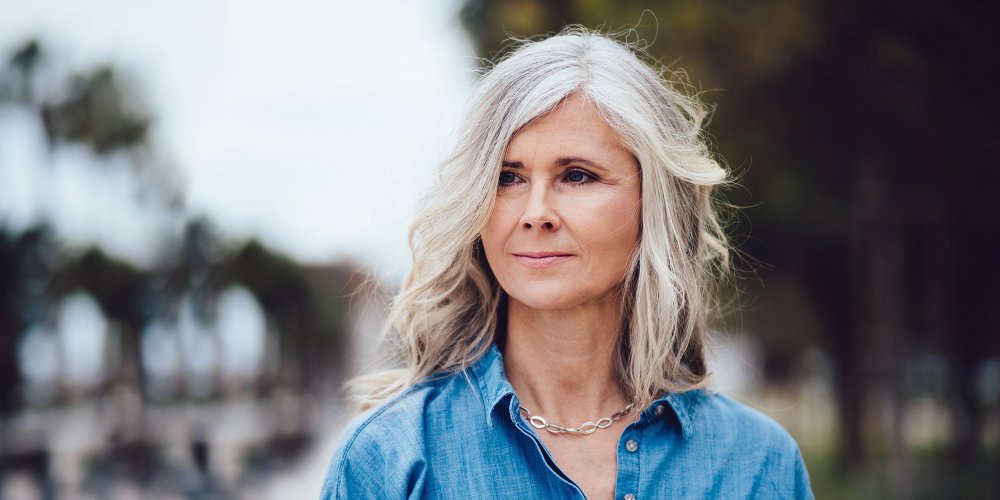 Cheveux gris non teints : que révèle ce choix sur notre psychologie et notre rapport à nous-mêmes ?