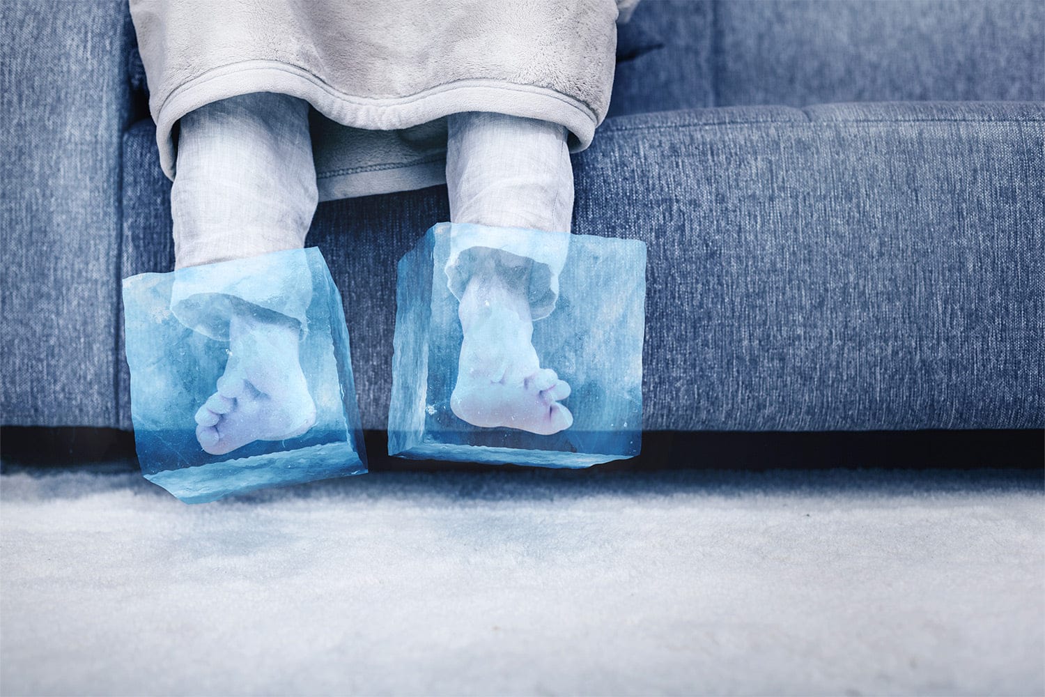 Personne se massant les pieds froids