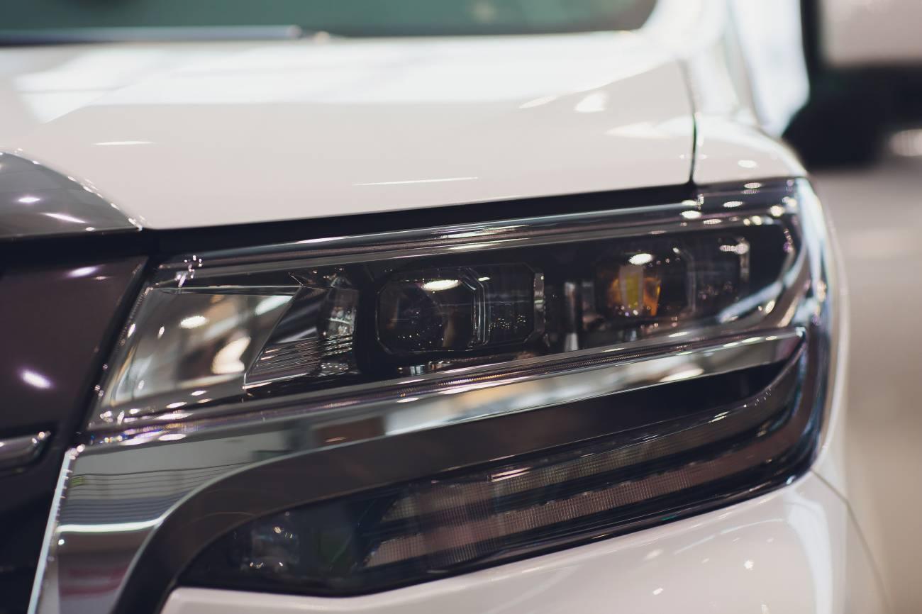 Phares de voiture ternis ? Cette technique de pro les ravive sans dépenser un sou