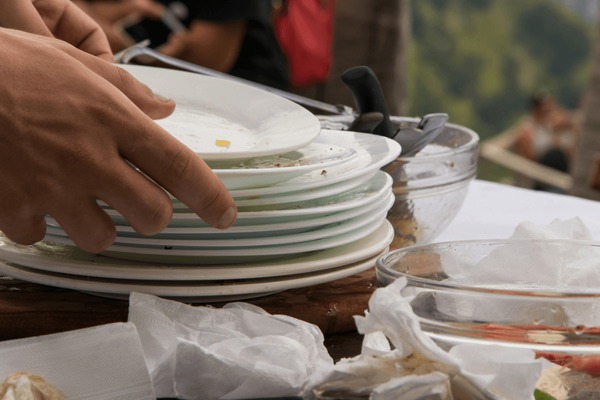 Psychologie du quotidien : ce que révèle le fait d’aider un serveur à débarrasser la table