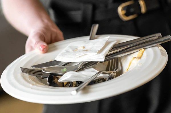 Psychologie du quotidien : ce que révèle le fait d’aider un serveur à débarrasser la table
