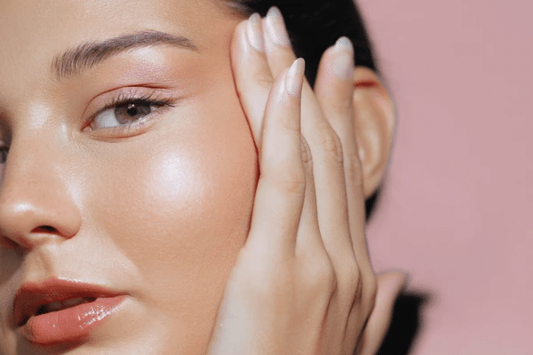 Femme avec une peau lumineuse