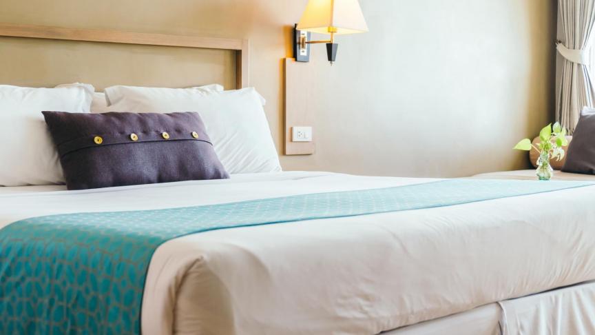 L’étrange bande de tissu au bout du lit d’hôtel : un objet bien plus malin qu’il n’y paraît