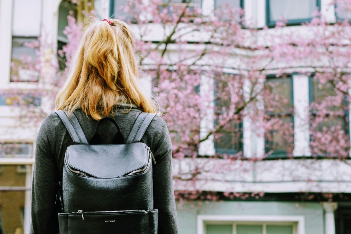 Le geste anodin qui trahit votre caractère : comment tenez-vous votre sac ?
