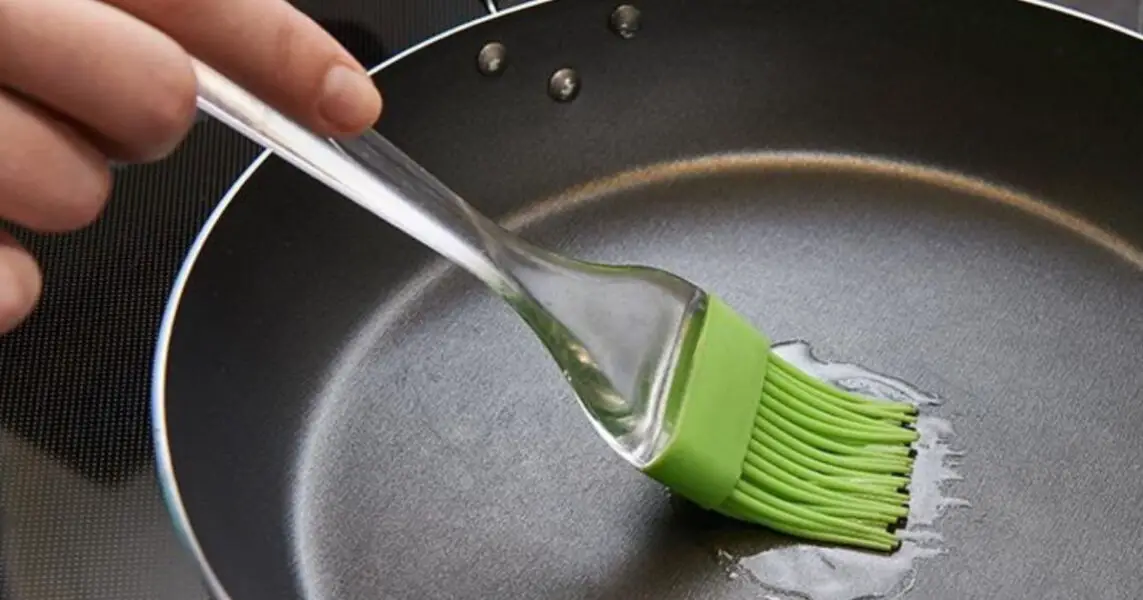Comment réparer une poêle qui accroche avec cet ingrédient que vous avez chez vous