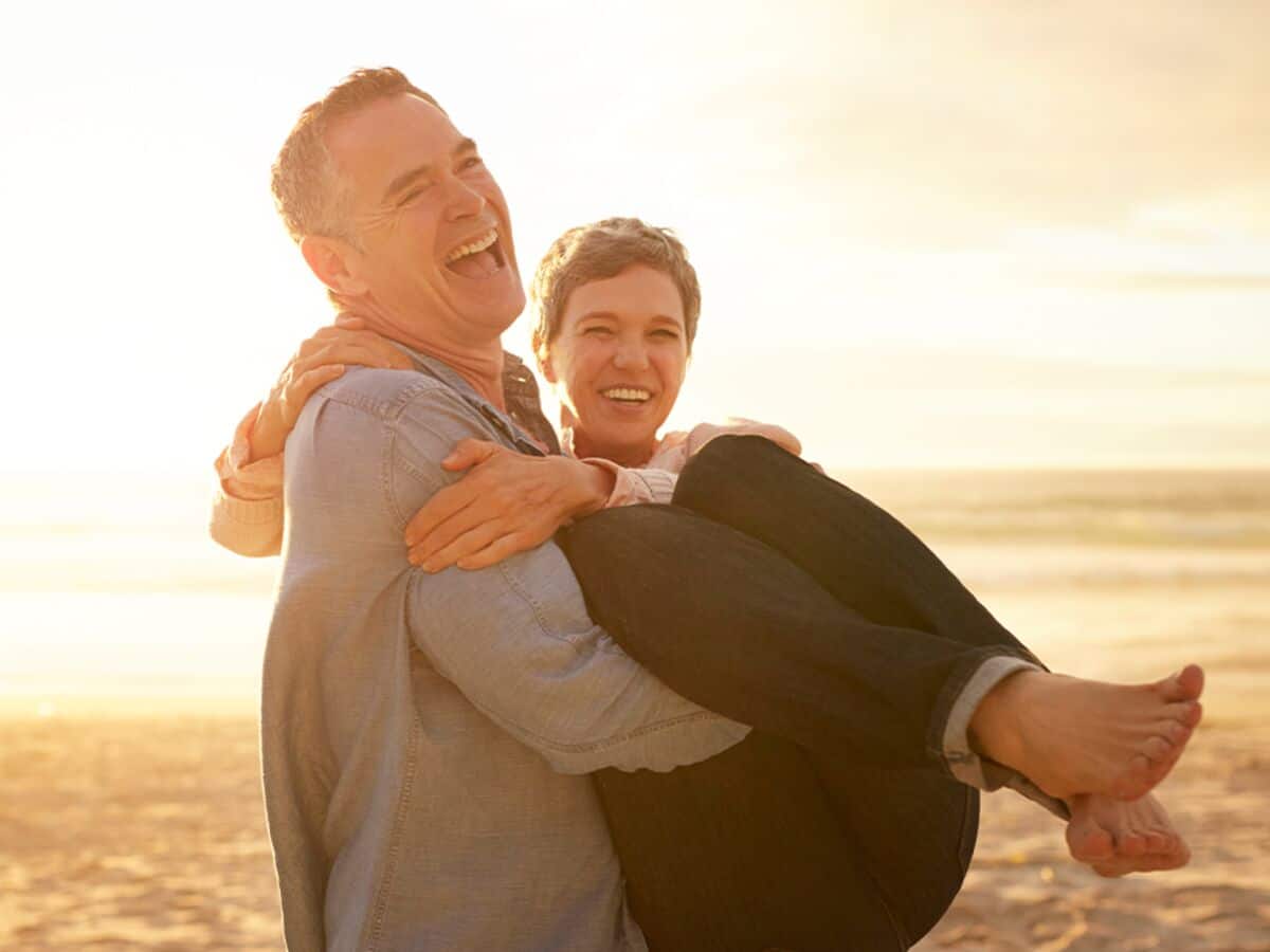 Main sur la jambe : que cherche-t-il vraiment à exprimer à travers ce contact ?