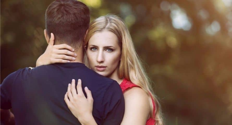 Femme semblant contrôler une situation