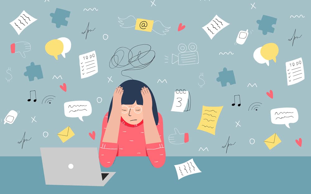 Femme stressée se tenant la tête