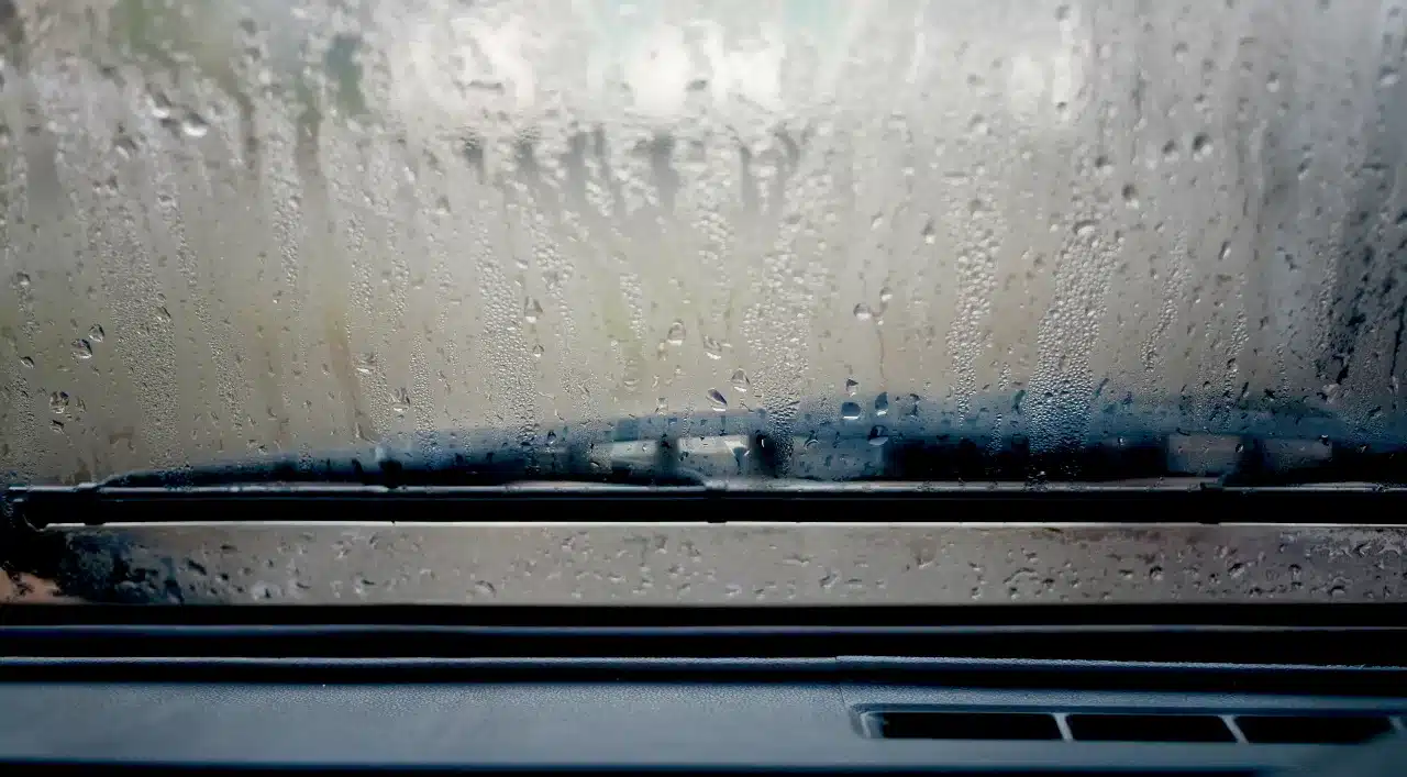 Condensation sur pare-brise de voiture