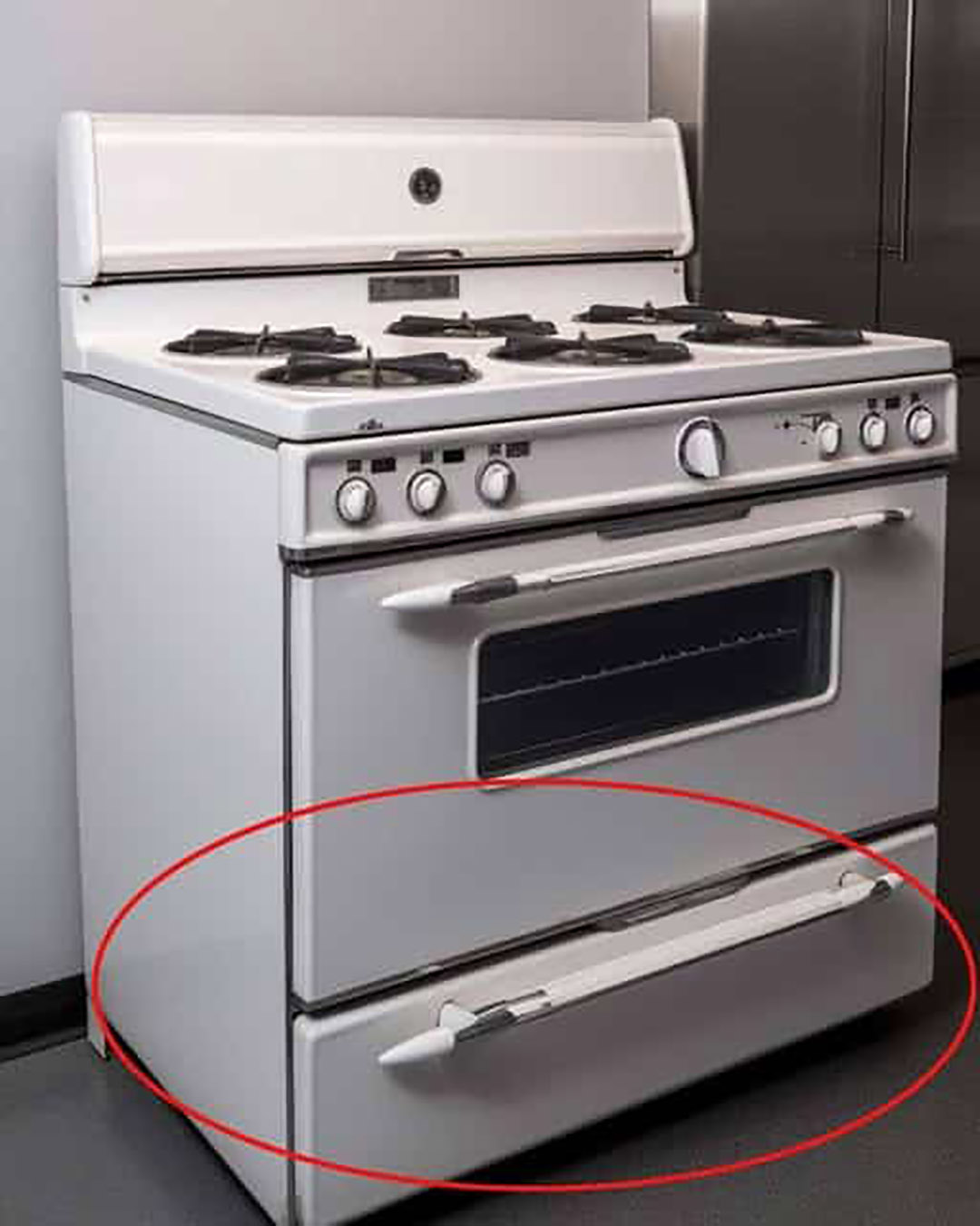 Connaissez-vous la véritable utilité du tiroir sous votre cuisinière ? Peu de gens le savent !