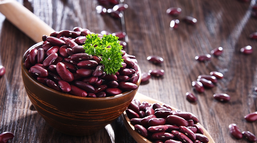 Haricots rouges crus dans un bol