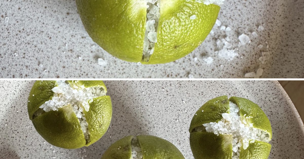 Coupez le citron en quatre parties, saupoudrez-le de sel et placez-le au milieu de votre chambre