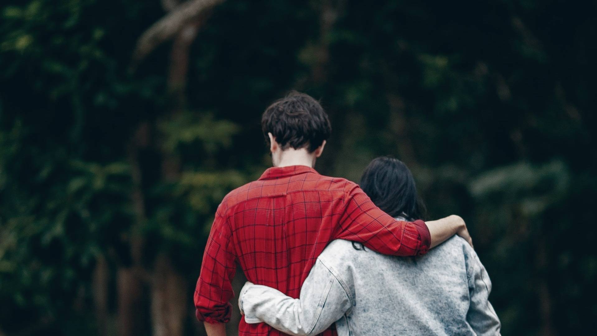 Couple mixte riant ensemble