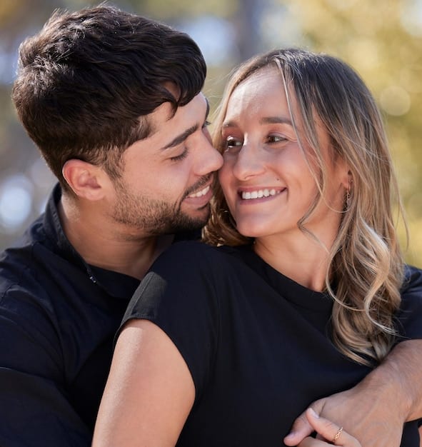 Déchiffrer le langage silencieux des étreintes masculines : ce que révèle vraiment un geste d’affection