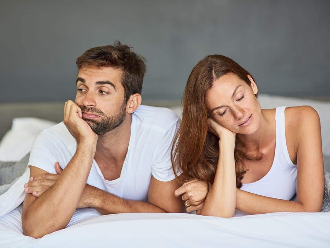 Couple discutant au lit