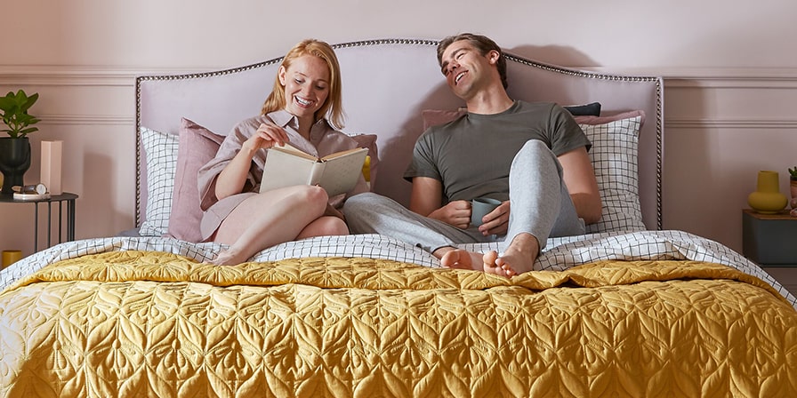 Couple heureux partageant un moment complice