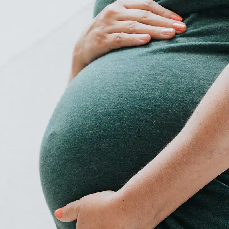 Femme enceinte inquiète